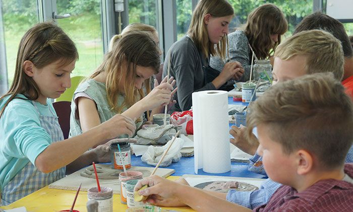 Kinder bemalen Keramik