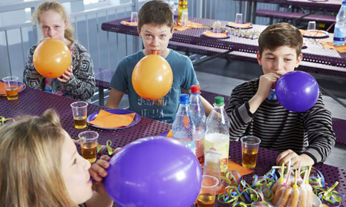 Kinder am Geburtstagstisch