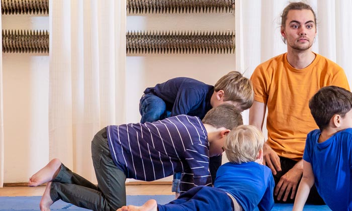 Kampfkunstlehrer Nicolai mit jungen Schülern