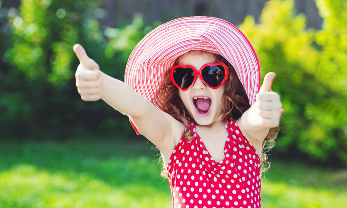 Kinder sollten bestmöglich vor Hitze geschützt werden. © Adobe Stock/ulkas
