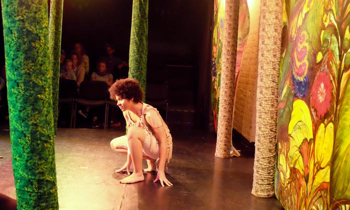 Palesa Moloto als Mowgli bei der Premiere von „Mowglis Dschungelbuch" im Horizont-Theater. Foto Rebecca Ramlow
