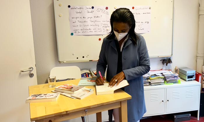 Dr. Karella Easwaran in der KÄNGURU-Redaktion