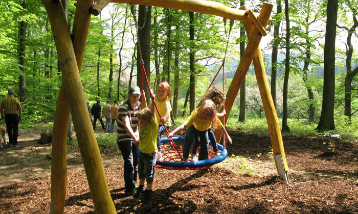 Riesenvergnügen auf der Nestschaukel im Erlebniswald Steinrausch © Tourist-Information Vulkanregion Laacher See