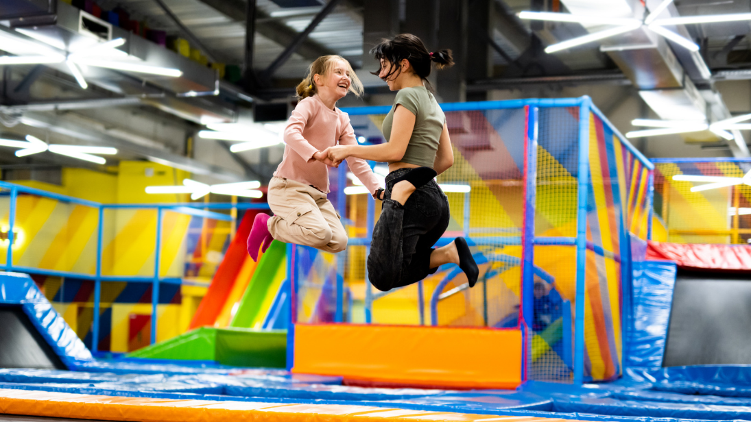 Auf Indoorspielplätzen kann man auch bei schlechtem Wetter toben und Spaß haben. ©Ievgen Skrypko/AdobeStock