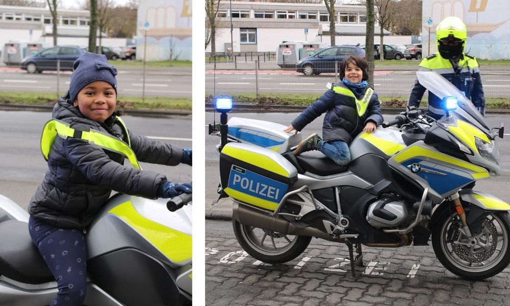 Kinder auf Polizeimotorrad © Ursula Katthöfer