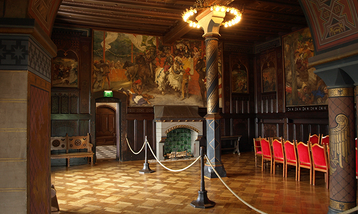 Bei einer spannenden Führung bekommt ihr einen Einblick in die edlen Kemenate von Schloss Burg. © Schloss Burg