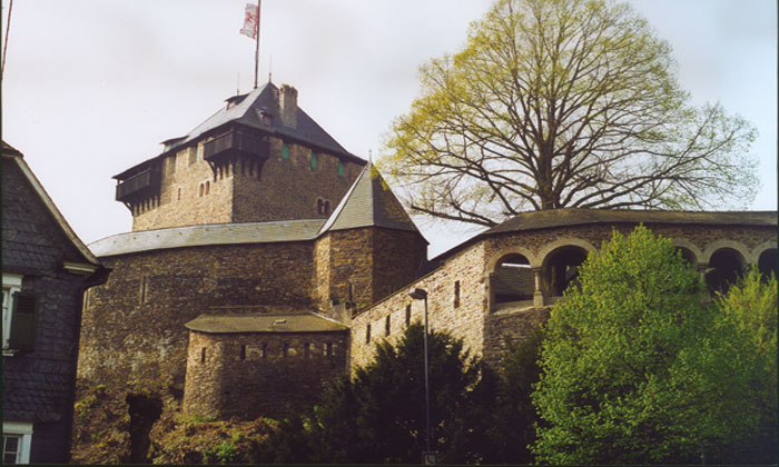 Schloss Burg ist eine sanierte Mittelalterburg in Solingen. © Schloss Burg