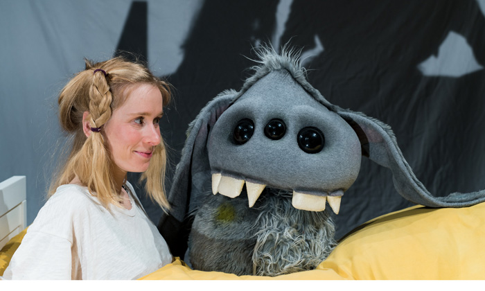 Nina &#40;Nina Ruhz&#41; und das Schattenmonster &#40;Katharina Hofmann&#41; © KKT, Daniel Swoboda