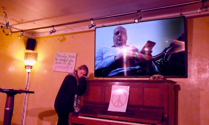 Nicht leicht als Influencerin hat es Lena Klöber in „Papa in the Cloud". Foto: Rebecca Ramlow