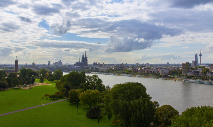 Im Vordergrund der Rheinpark © honorick/AdobeStock