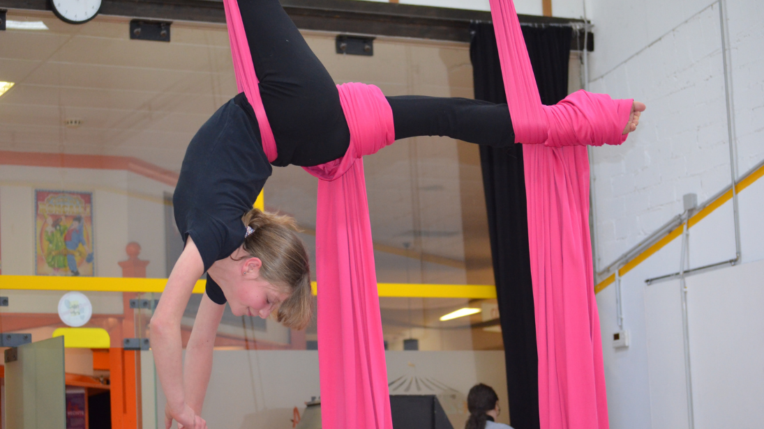 Die 11-jährige Marlene trainiert am Vertikaltuch. ©Lisa Böttcher