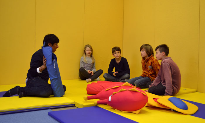 Herr Frenz erklärt den Kindern das nächste Spiel