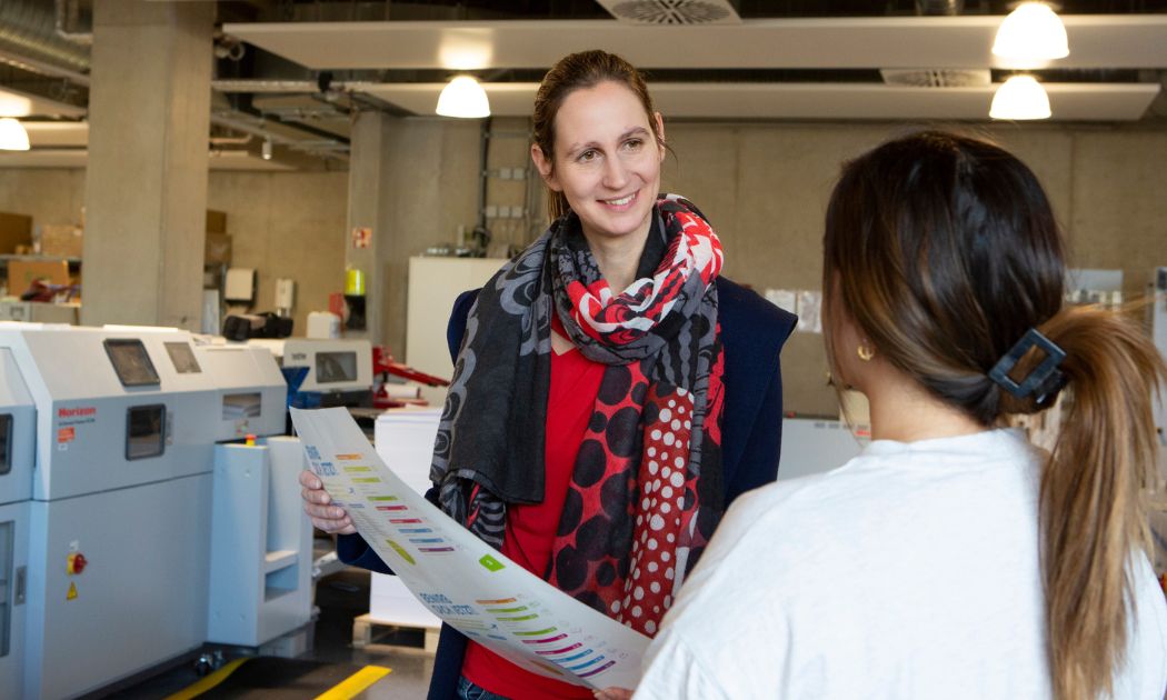 Mediengestalterin Stefanie Hochum in der Produktion © Sonja Hoffmann