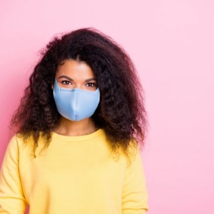 Jugendliche mit Maske © Adobe Stock