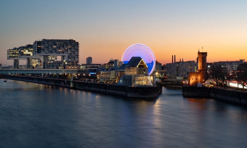 Nächtlicher Blick auf den Rheinauhafen