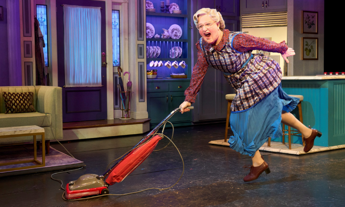 Mrs Doubtfire beim Staubsaugen