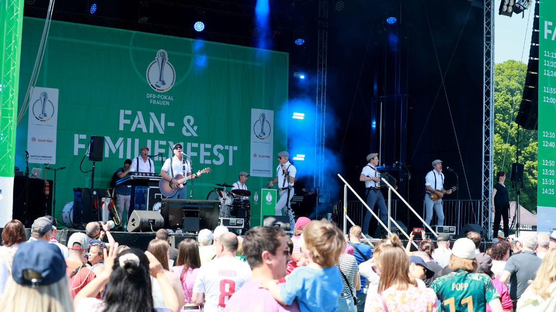 Beste Unterhaltung ist garantiert beim Fan- und Familienfest auf den Stadionvorwiesen © Stadt Köln / Herbert Bucco