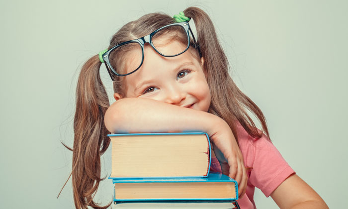 Mädchen mit Buch © Adobe Stock