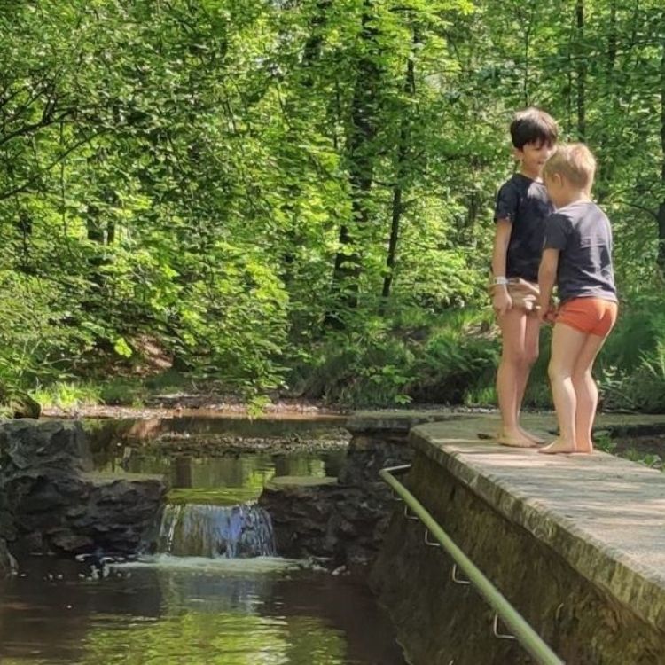 Zwei Kinder an der Wassertretstelle