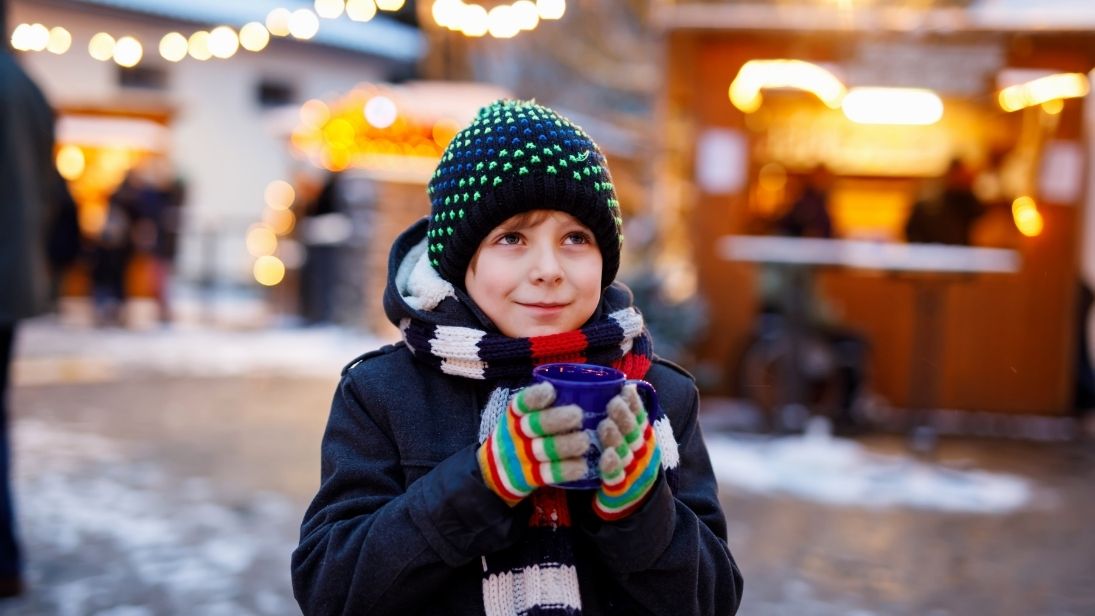 Kind auf Weihnachtsmarkt