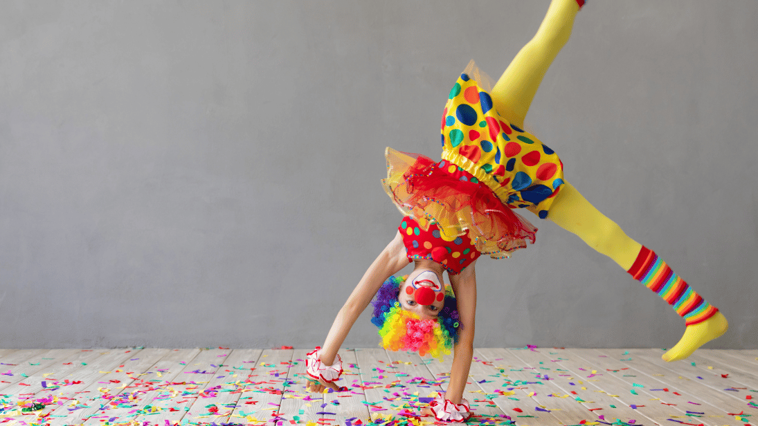 Kind das von seiner Mutter geschminkt wird