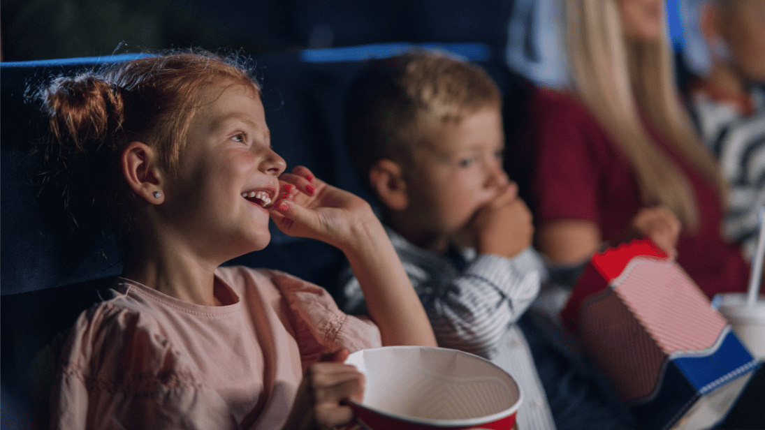 Kind das einen Film guckt