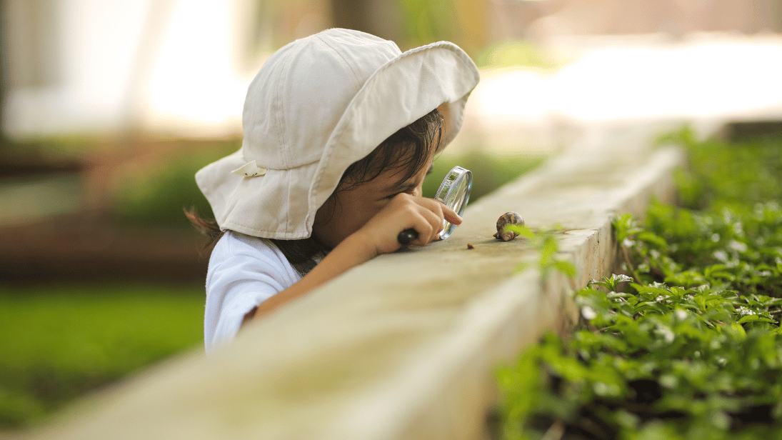 Kinder die in der Natur unterwegs sind