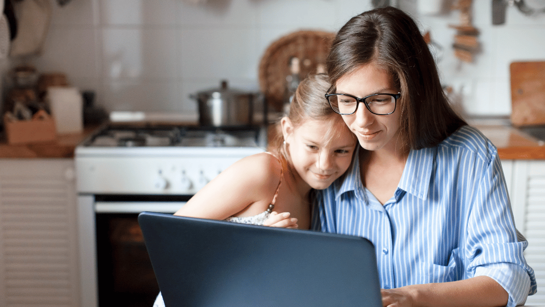 Mutter die mit ihrem Kind eine Onlineveranstaltung besucht