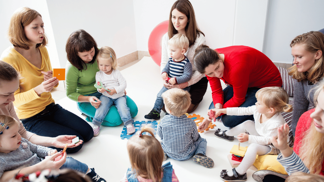 Eltern die bei einer Veranstaltung zusammensitzen