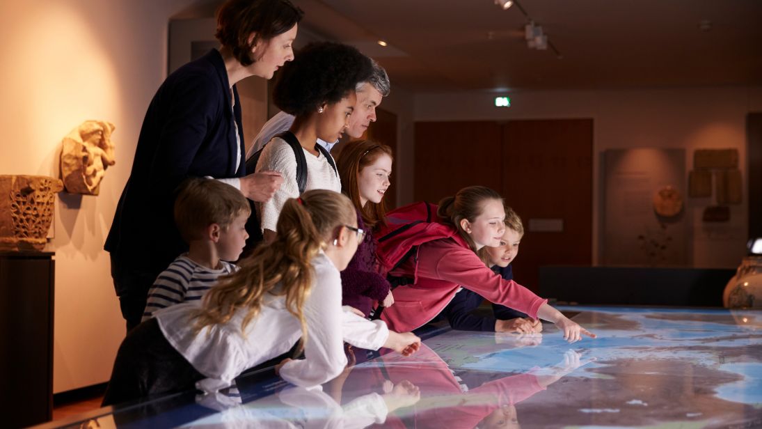 Kinder die im Museum sich etwas anschauen