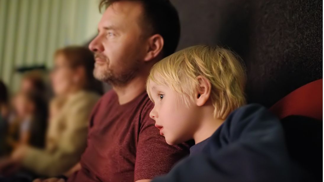 Kind mit Vater im Theater © Maria Sbytova/Adobe Stock